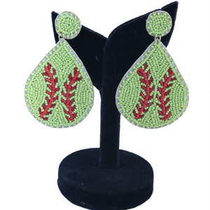 Boucles d'oreilles pendantes en forme de goutte d'eau avec feuilles perlées vertes vives et accents rouges, qualité export, bijoux artisanaux - Product Image 1