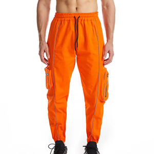 Pantalon cargo décontracté pour homme avec poches zippées et matériau réfléchissant pour la course de nuit - Product Image 4
