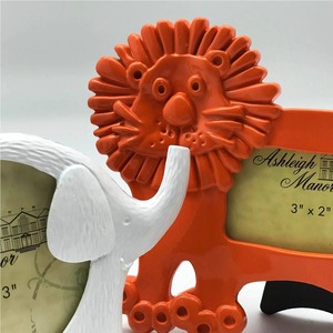 Adorable cadre photo Lion mignon parfait pour afficher des souvenirs avec un charme ludique amusant et un style moderne - Product Image 2