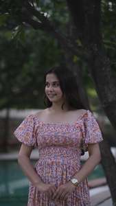 Vestido hasta la pantorrilla/Midi Rosa acampanado para mujer con cuello cuadrado con estampado floral Manga corta de estilo modesto y bonito - Product Image 5