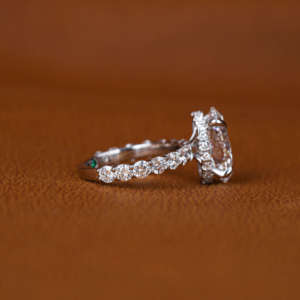 Anillo de Compromiso con Diamante Cultivado en Laboratorio de Corte Ovalado con Halo Oculto, Chapado en Oro Sólido de 14K, Certificado IGI, Estilo Moderno, Anillo de Regalo para Mujer - Product Image 5