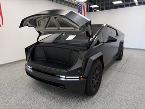 รถซีดานไฟฟ้า2024 Tesla cybertruck AWD จัดส่งฟรีกล่องเกียร์อัตโนมัติไฟภายในเป็นหนัง114ไมล์ R18ซ้ายลิเธียม100กม.