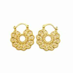 Vente en gros laiton ethnique couleur or 18 carats boucles d'oreilles de fleur festive unisexe attrayant fait à la main à la mode à la mode troisième - Product Image 1