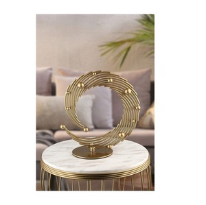 Escultura de metal hecha a mano para decoración de mesa con acabado dorado y base para escultura decorativa de sala de estar - Product Image 1