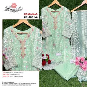 Traje Listo para Usar de Diseño Indio Tradicional Moderno, Diseñador Pakistaní, Disponible a un Precio Accesible - Product Image 2