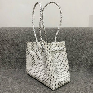 Sacs à main Sac de plage imperméable Sac à main écologique artisanal d'Indonésie tissé à partir de matières plastiques recyclées - Product Image 1