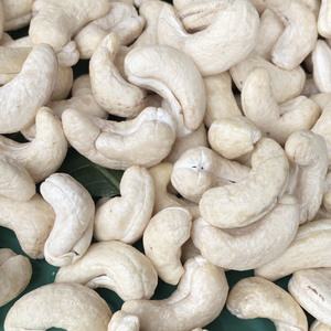 Fabrication de noix de cajou W320 Noix de cajou crues Haute qualité 24 mois Durée de conservation Vente en gros Exportées vers l'UE Moyen-Orient Asie Vietnam - Product Image 1