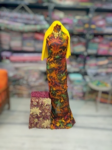 Châle de robe en velours twill jacquard somalien multicolore avec imprimé rayures géométriques brodé rouge et tissu de luxe - Product Image 5