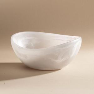 Elegante tazón de resina con inclusiones de pétalos de rosa adecuado para regalos de aniversario o ideas románticas de decoración del hogar - Product Image 2