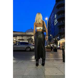 Jupe en satin noir avec fente brillante et patte de boutonnage décorative – Vente en gros - Product Image 1