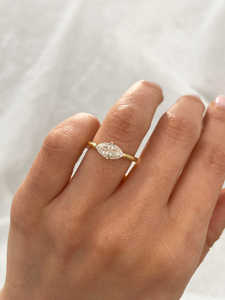 เครื่องประดับทองสีเหลืองล้วน18K ดีไซน์แบบมินิมอลแหวนเพชรประดับเม็ดเล็กๆที่มีเอกลักษณ์สำหรับผู้หญิงขายส่ง - Product Image 3