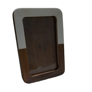 Marco de Fotos Moderno de Madera en Dos Tonos con Incrustaciones de Resina Blanca, Marco de Fotos Rectangular Vertical de Diseño Minimalista para Mesa - Product Image 1