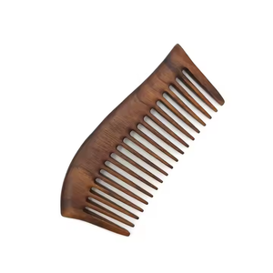 Les peignes à cheveux design présentent des dents larges et une résistance à l'humidité, idéal pour démêler et favoriser des cuirs chevelus sains Peignes en bois - Product Image 5
