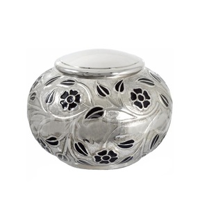Fabricant de forme ovale d'urnes pour adultes en laiton avec des urnes imprimées de feuilles émaillées blanches et de fleurs Urne pour cendres adultes - Product Image 1