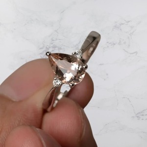 Anillo Solitario de Plata de Ley 925 con Diseño de Alas Vintage, Gema de Morganita Natural en Forma de Pera, Engaste de Garras para Cristianos - Product Image 1