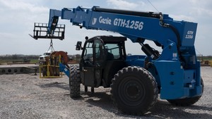 Téléhandler Genie GTH-1256 d'occasion de qualité supérieure avec capacité de charge de 1200 kg et moteur à gaz GNC pour les travaux de manutention lourde à vendre - Product Image 4