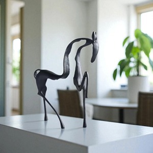 Sculpture de cheval moderne, objet décoratif de table pour être exposé sur les tables basses ou les bureaux pour rehausser l'esthétique - Product Image 2