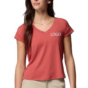 T-shirt pour femme à col en V, toucher doux, haut léger pour femme, matière polyester respirante et douce, avec logo personnalisé, design décontracté - Product Image 1