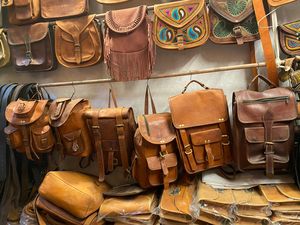 Bolso bandolera pequeño de cuero genuino unisex hecho a mano con forro de lona y cierre de cremallera bolso de hombro personalizado - Product Image 4