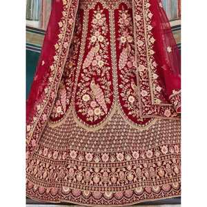 Encantador Lehenga Choli de Terciopelo Color Granate para Novia, Vestidos de Novia - Product Image 1