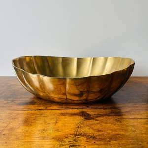 Bol en laiton vintage artisanal avec détails floraux gravés et finition polie, idéal pour les centres de table ou la décoration intérieure - Product Image 3