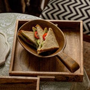 Bol en bois naturel sculpté élégant fait à la main en épicéa robuste personnalisable pour servir des collations aux fruits ou un décor de fête - Product Image 1