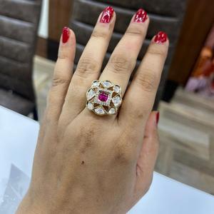 แหวนดีไซน์สวยหรู ชุบทองคุณภาพสูง ประดับด้วยหินเทียม ปรับขนาดได้ เหมาะสำหรับใส่ในโอกาสต่างๆ และงานแต่งงาน สำหรับผู้หญิง - Product Image 1