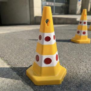 Cône de sécurité réfléchissant jaune œil-de-chat 65 cm, barrière routière lestée 65 cm - Product Image 3