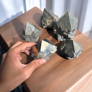 หินไพไรต์สีทองงานหัตถกรรมคริสตัลสีดำฮวงจุ้ยของขวัญตกแต่งบ้านจากอินเดียโมเดลโปแลนด์ดิบ - Product Image 6