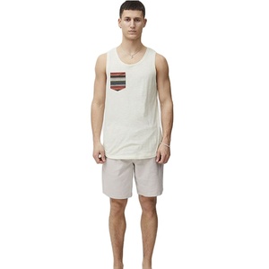 Camiseta sin mangas informal de algodón 100% de 220 g/m² para hombre con bolsillo frontal, jersey de gimnasio, venta al por mayor, ropa deportiva de calle, atlética, para correr, corte largo - Product Image 3