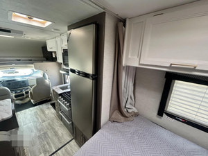 Se Vende: T-H-O-R M-O-T-O-R F-R-E-E-D-O-M ELITE 22HE 2024 Usado en Excelentes Condiciones, Alto Rendimiento, 36 pies de Largo, 2000 kg de Carga Útil, Color Oscuro - Product Image 4