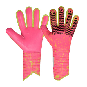 ถุงมือผู้รักษาประตูฟุตบอลแบบขายส่ง พร้อมยางลาเท็กซ์ที่มีความทนทานและสายรัดข้อมือปรับได้ ผลิตในประเทศปากีสถาน - Product Image 1