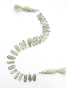 Pendentif en pierre verte à la mode avec collier de finition naturelle pour femmes élégantes de tous âges et goûts - Product Image 5