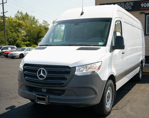 ราคาพิเศษสำหรับรถตู้มือสอง Mercedes-Benz Sprinter 2500 170 High Roof Crew Van ปี 2022 พวงมาลัยซ้าย ล้อแม็ก R18 เบาะผ้า สภาพดี - Product Image 1