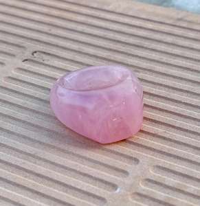 Bague en pierre précieuse de quartz rose naturel sculptée à la main Bague de déclaration de conception unique Bijoux en quartz rose - Product Image 5