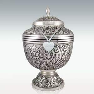 Urnes en métal exclusives pour les cendres avec des détails fabriqués à la main pour créer un hommage significatif et préserver les souvenirs les plus chers - Product Image 1