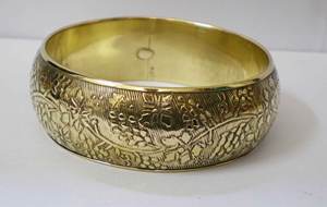 กำไลทองแดงชุบทองหรูหรา พร้อมลวดลายดอกไม้สลักมือที่ละเอียดอ่อน แรงบันดาลใจจากธรรมชาติ งานฝีมือโลหะสไตล์โบราณที่สง่างาม - Product Image 4