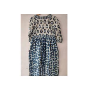 เสื้อผ้าสตรีพิมพ์ลายคุณภาพมาตรฐาน ดีไซน์หรูหรา ชุดเดรสพิมพ์ลายสำหรับผู้หญิง ราคาขายส่งจากซัพพลายเออร์อินเดีย - Product Image 1