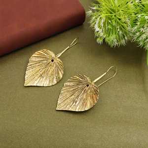 Boucles d'oreilles pendantes en laiton plaqué or en forme de feuille, style nature, pour femmes, légères et tendance, fournisseur de bijoux OEM ODM - Product Image 4