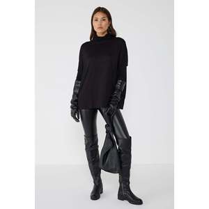 Blusa corta de manga larga con cuello alto - Product Image 1