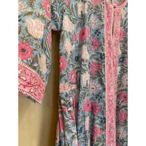 Robe Kurta décontractée en coton à silhouette ample BHOPALI, en mousseline bleu ciel avec imprimé floral et taille naturelle - Product Image 4