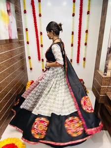 Haut de prêt-à-porter 3 pièces traditionnel indien et pakistanais pour femmes Lengha Choli Plazzo pour les mariages et les fêtes d'hiver - Product Image 2