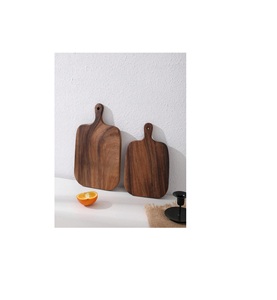 Tabla de cortar de madera premium diseñada para cocineros caseros que buscan una superficie resistente y elegante para las tareas diarias de preparación de alimentos. - Product Image 2