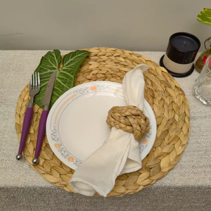 Rond de serviette torsadé jacinthe d'eau fabriqué au Vietnam matériau écologique pour la décoration de la maison et de la vaisselle en gros - Product Image 4