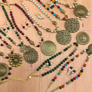 Ensemble de colliers longs avec pendentif Kundan de créateur multicolore Meenakari Colliers de décoration pour mariage, maison et salon - Product Image 2