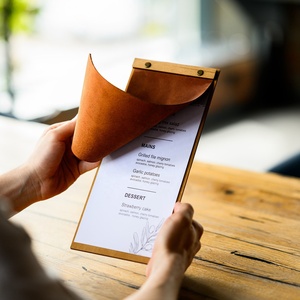 ที่ใส่เมนูไม้แบบสั่งทำพร้อมหมุดโลหะ – ปกเมนูร้านอาหารที่ทนทาน ที่ใส่เมนูหนังสีน้ำตาลอ่อน กรอบไม้ - Product Image 1