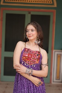 Vestido de Georgette con Estampado Tradicional Bandhani y Parches Kutchi, Especial para Navratri, Estilo Indio-Pakistaní, para Bodas y Eventos - Product Image 4