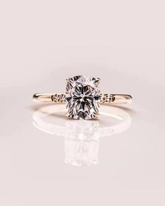 หมอนตัดที่สวยงาม CVD HPHT Lab ปลูกเพชรแหวนยาวตัดที่ยอดเยี่ยมแหวนที่กําหนดเองของขวัญหมั้นที่น่าตื่นตาตื่นใจสําหรับเธอ - Product Image 2