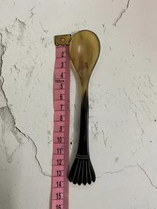 Cuillère en corne de buffle naturelle, fabriquée à la main et polie, parfaite pour servir des épices, des condiments ou pour une utilisation décorative sur la table, de haute qualité - Product Image 6