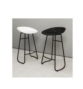 Chaise de tabouret de bar en plastique noir de hauteur de comptoir moderne au design classique avec pieds en métal - Product Image 6